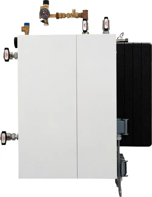Weißer Wassermodul von Bosch mit Ventilen und Druckmessgerät oben, Anschlussmöglichkeiten an der Seite, schwarzer Wärmetauscher auf der Rückseite.